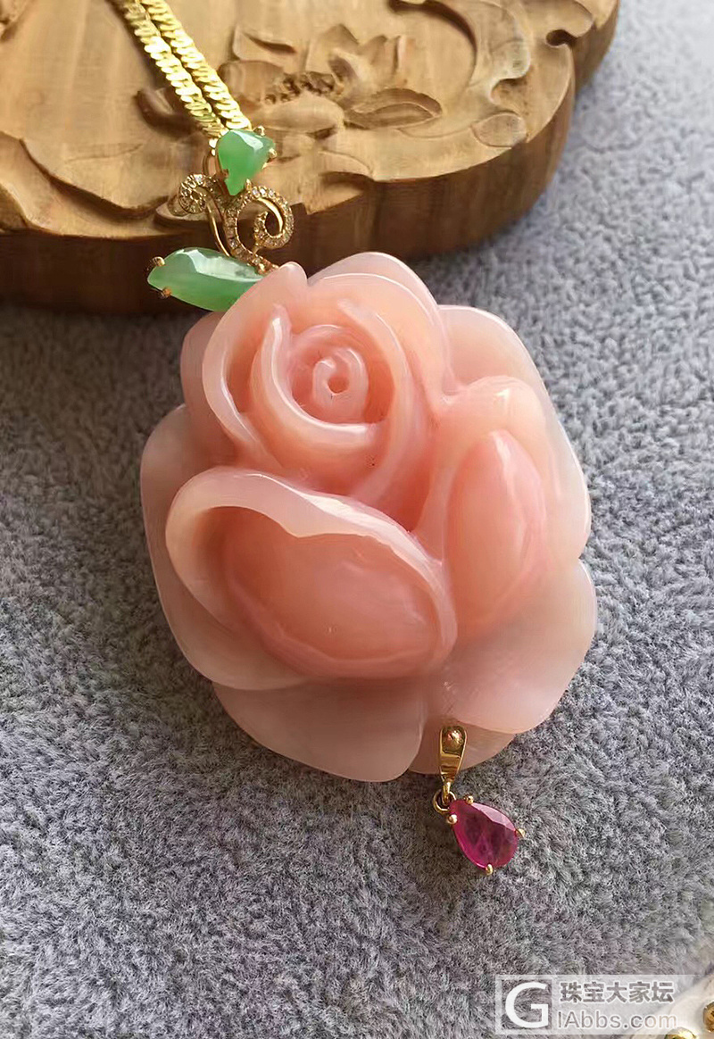 【花魁】冰润柔美动人的粉欧泊玫瑰花吊坠 配冰种阳绿翡翠红宝石_小